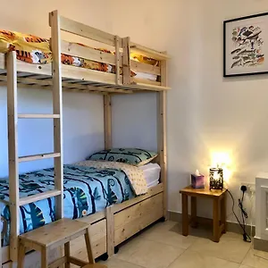 https://cosy-cottage-with-walled-courtyard-short-walk-to-beach.bournemouth-hotels.org